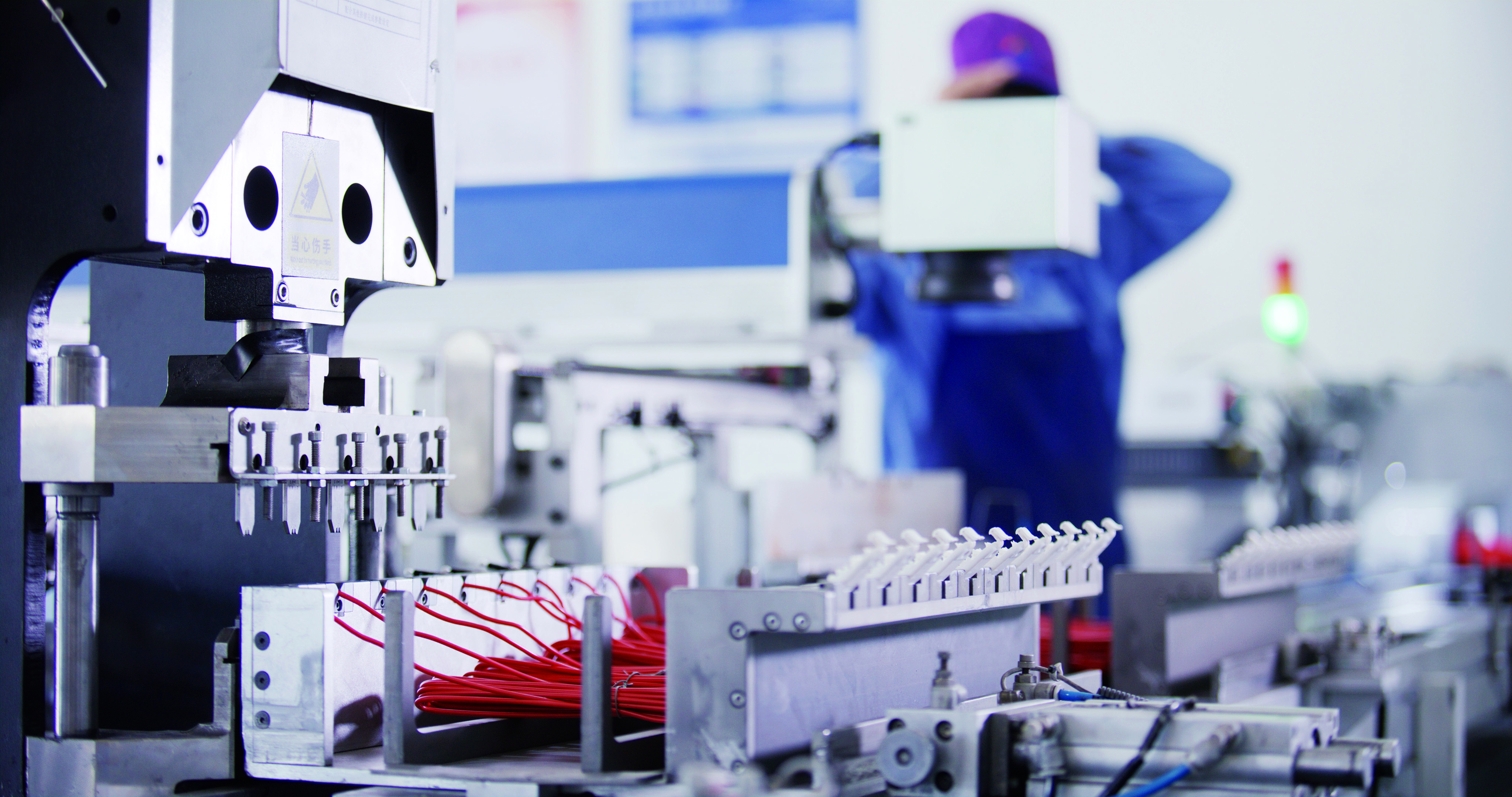 1743147934335174.jpg 电子雷管生产线.jpg