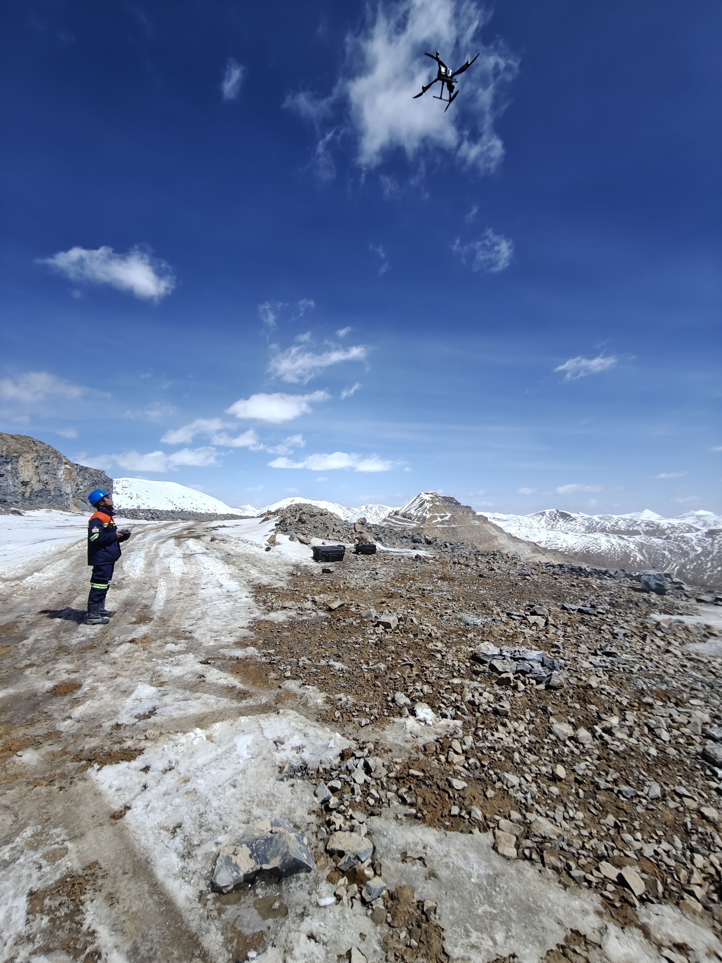 1746587710999843.jpg ÎÞÈË»úRTK²â»æÔ±.jpg